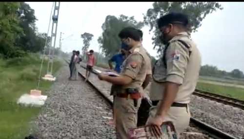 संदिग्ध परिस्थितियों में ट्रेन से कटकर व्यक्ति की मौत, पुलिस मौके पर पहुंची संदिग्ध परिस्थितियों में ट्रेन से कटकर व्यक्ति की मौत, पुलिस मौके पर पहुंची