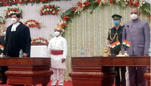 रमेश बैस ने संभाला राज्यपाल का पदभार, हाईकोर्ट के मुख्य न्यायाधीश ने दिलाई शपथ रमेश बैस ने संभाला राज्यपाल का पदभार, हाईकोर्ट के मुख्य न्यायाधीश ने दिलाई शपथ
