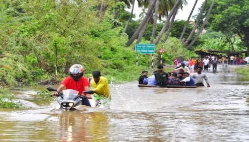 Karnataka में भारी बारिश से बने बाढ़ जैसे हालात, कई जिले बुरी तरह प्रभावित Karnataka में भारी बारिश से बने बाढ़ जैसे हालात, कई जिले बुरी तरह प्रभावित