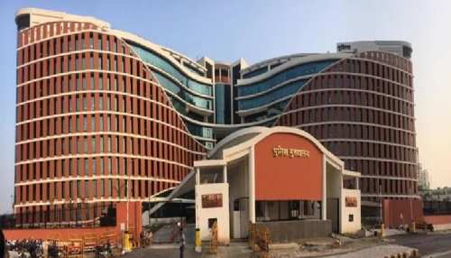 DGP मुकुल गोयल ने पुलिस हेडक्वॉर्टर में फहराया तिरंगा, कई कर्मियों को किया सम्मानित DGP मुकुल गोयल ने पुलिस हेडक्वॉर्टर में फहराया तिरंगा, कई कर्मियों को किया सम्मानित