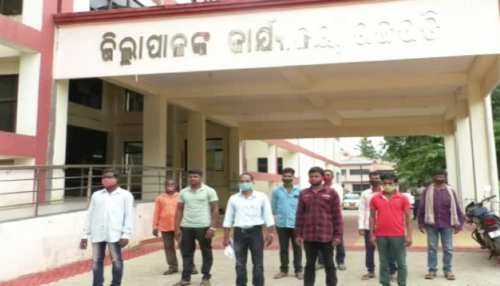 ସୀମାନ୍ତରେ ଆନ୍ଧ୍ରର ଗୁଣ୍ଡାରାଜ; ସାଧା ପୋଷାକରେ ସଶସ୍ତ୍ର ପୋଲିସ ମୁତୟନ, ଅତଙ୍କୀତ ପଞ୍ଚାୟତବାସୀ ପ୍ରଶାସନର ଦ୍ୱାରସ୍ଥ ସୀମାନ୍ତରେ ଆନ୍ଧ୍ରର ଗୁଣ୍ଡାରାଜ; ସାଧା ପୋଷାକରେ ସଶସ୍ତ୍ର ପୋଲିସ ମୁତୟନ, ଅତଙ୍କୀତ ପଞ୍ଚାୟତବାସୀ ପ୍ରଶାସନର ଦ୍ୱାରସ୍ଥ