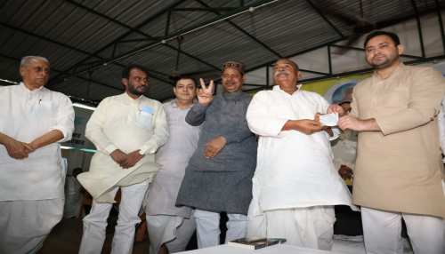 JDU के पूर्व MLC ने थामा RJD का झंडा, तेजस्वी बोले-'CM नीतीश नेता नहीं अधिकारी बन गए हैं' JDU के पूर्व MLC ने थामा RJD का झंडा, तेजस्वी बोले-'CM नीतीश नेता नहीं अधिकारी बन गए हैं'