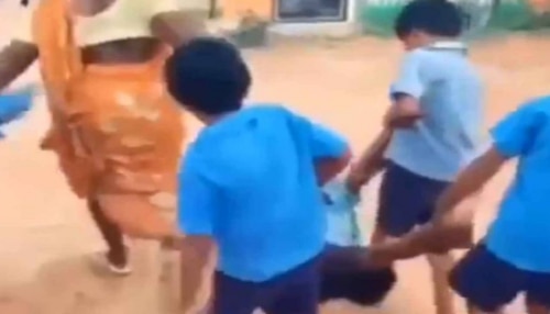 Funny Video: बच्चे ने सुबह से शुरू की अपनी नौटंकी, मां-बाप ने ऐसे भेजा स्कूल Funny Video: बच्चे ने सुबह से शुरू की अपनी नौटंकी, मां-बाप ने ऐसे भेजा स्कूल