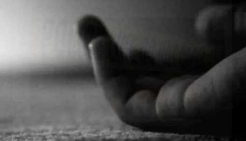 महिला की मौत के बाद आग बबूला हुए परिजन, डॉक्टर-स्टाफ की जमकर की पिटाई महिला की मौत के बाद आग बबूला हुए परिजन, डॉक्टर-स्टाफ की जमकर की पिटाई