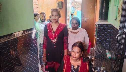 Bareilly: किन्नर के घर 50 लाख का डाका, सिर पर पिस्टल रख की गई लूटपाट Bareilly: किन्नर के घर 50 लाख का डाका, सिर पर पिस्टल रख की गई लूटपाट