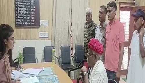 Nagaur: डीडवाना के सानिया के रूवा ग्राम पंचायत के लोगों ने उपखंड अधिकारी से की ये मांग Nagaur: डीडवाना के सानिया के रूवा ग्राम पंचायत के लोगों ने उपखंड अधिकारी से की ये मांग