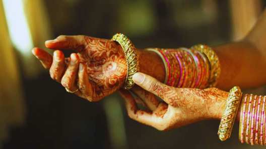 know about the amazing benefits of wearing gold bangles sone ke kangan peahanne ke fayde