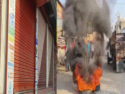 सुखदेव सिंह गोगामेड़ी हत्याकांड का आक्रोश, राजस्थान बंद के दौरान जलाए टायर सुखदेव सिंह गोगामेड़ी हत्याकांड का आक्रोश, राजस्थान बंद के दौरान जलाए टायर