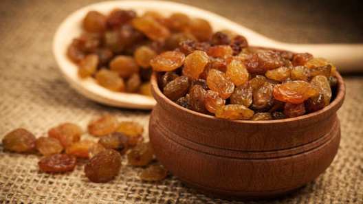 know about these 5 harmful effects of eating too much raisins