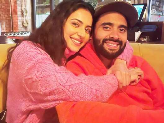 Rakul-Jackky Wedding: जैकी भगनानी अपनी दुल्हनिया रकुल को देंगे ये सरप्राइज गिफ्ट, 7 जन्मों तक शादी को यादगार बनाने का प्लान Rakul-Jackky Wedding: जैकी भगनानी अपनी दुल्हनिया रकुल को देंगे ये सरप्राइज गिफ्ट, 7 जन्मों तक शादी को यादगार बनाने का प्लान