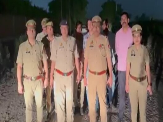 Noida News: बाइक सवार बदमाशों के साथ मुठभेड़ के बाद पुलिस ने किया गिरफ्तार, एक आरोपी फरार Noida News: बाइक सवार बदमाशों के साथ मुठभेड़ के बाद पुलिस ने किया गिरफ्तार, एक आरोपी फरार