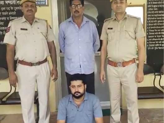 Jhunjhunu News: 20 हजार के ईनामी बदमाश को मंडावा पुलिस ने पकड़ा, डिजिटल डॉलर लेन-देन के मामले में चल रहा था फरार Jhunjhunu News: 20 हजार के ईनामी बदमाश को मंडावा पुलिस ने पकड़ा, डिजिटल डॉलर लेन-देन के मामले में चल रहा था फरार