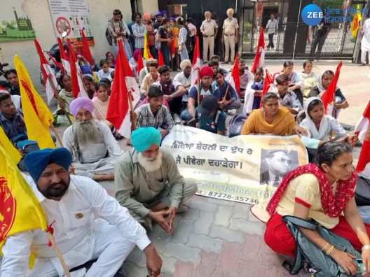 Bathinda News: ਵਿਦਿਆਰਥੀਆਂ ਅਤੇ ਕਿਸਾਨਾਂ ਨੇ ਲਾਇਆ ਸਰਕਾਰੀ ਰਾਜਿੰਦਰਾ ਕਾਲਜ ਅੱਗੇ ਧਰਨਾ Bathinda News: ਵਿਦਿਆਰਥੀਆਂ ਅਤੇ ਕਿਸਾਨਾਂ ਨੇ ਲਾਇਆ ਸਰਕਾਰੀ ਰਾਜਿੰਦਰਾ ਕਾਲਜ ਅੱਗੇ ਧਰਨਾ