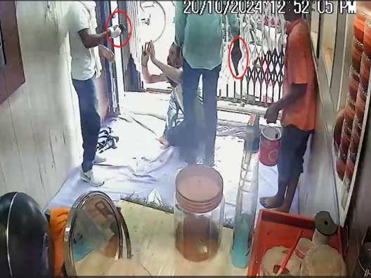 Siwan Crime: दिनदहाड़े ज्वेलरी दुकान में लाखों की लूट, वारदात CCTV में कैद Siwan Crime: दिनदहाड़े ज्वेलरी दुकान में लाखों की लूट, वारदात CCTV में कैद