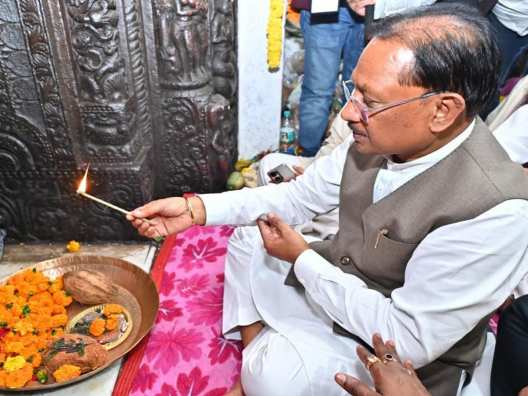 CM Vishnu deo Sai worshiped at Lord Rajiv Lochan and Kuleshwarnath Mahadev  Temple, arti at Mahanadi | CM विष्णुदेव साय ने भगवान राजीव लोचन-कुलेश्वरनाथ  महादेव मंदिर में की पूजा, महानदी ...