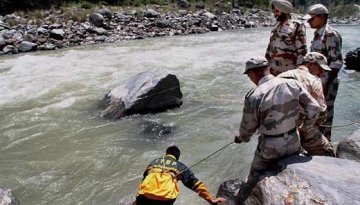 ब्यास हादसा : लापता 17 छात्रों की कोई खबर नहीं, बारिश बनी तलाश में रूकावट ब्यास हादसा : लापता 17 छात्रों की कोई खबर नहीं, बारिश बनी तलाश में रूकावट