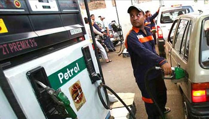 ब्रांडेड पेट्रोल की कीमत में 5 रुपए प्रति लीटर से अधिक की कमी