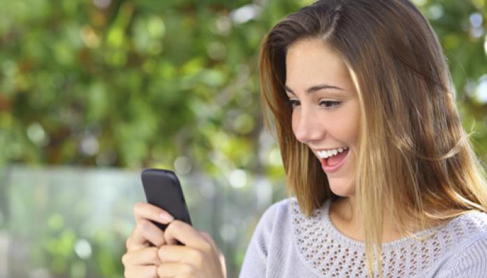 महिलाएं SMS भेजने में आगे, पुरुषों को फेसबुक से लगाव