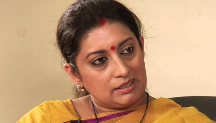 जब ज्योतिषी से मिलीं HRD मंत्री स्मृति ईरानी, दिखाया अपना हाथ जब ज्योतिषी से मिलीं HRD मंत्री स्मृति ईरानी, दिखाया अपना हाथ