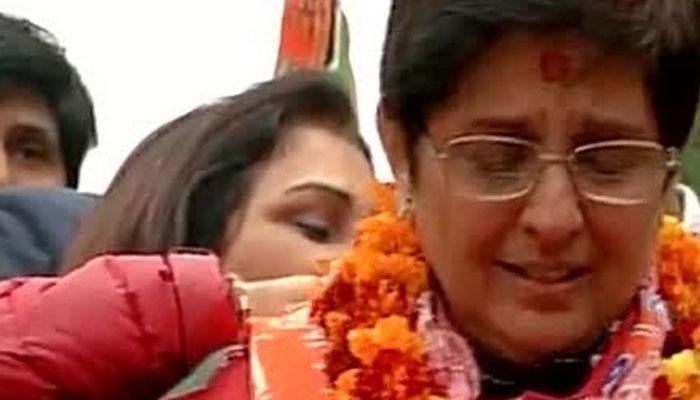 रोड शो के दौरान भावुक हुईं किरण बेदी, जनता की सेवा का किया वादा रोड शो के दौरान भावुक हुईं किरण बेदी, जनता की सेवा का किया वादा