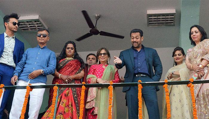 बहन अर्पिता की शादी के रिसेप्शन के लिए हिमाचल पहुंचे सलमान बहन अर्पिता की शादी के रिसेप्शन के लिए हिमाचल पहुंचे सलमान