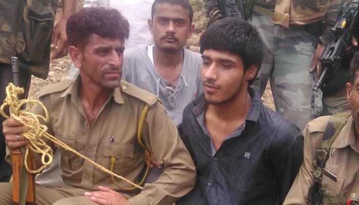 कसाब के बाद जम्मू के उधमपुर में जिंदा पकड़ा गया एक और आतंकी, 2 दहशतगर्द ढेर , तीन बंधक रिहा कसाब के बाद जम्मू के उधमपुर में जिंदा पकड़ा गया एक और आतंकी, 2 दहशतगर्द ढेर , तीन बंधक रिहा
