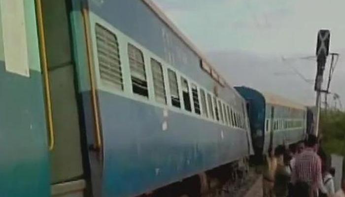 आंध्र प्रदेश के अनंतपुर में ट्रेन से टकराया ट्रक, कांग्रेस विधायक समेत 6 लोगों की मौत आंध्र प्रदेश के अनंतपुर में ट्रेन से टकराया ट्रक, कांग्रेस विधायक समेत 6 लोगों की मौत