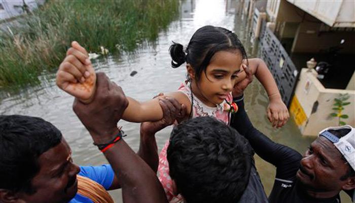 तमिलनाडु में भारी बारिश के बाद कांचीपुरम में फंसे लोगों को निकालने के लिए सेना तैनात तमिलनाडु में भारी बारिश के बाद कांचीपुरम में फंसे लोगों को निकालने के लिए सेना तैनात