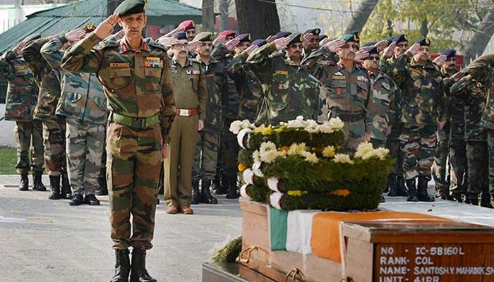 कर्नल महादिक को अश्रुपूर्ण विदाई, देश ने शहीद को श्रद्धांजलि अर्पित की कर्नल महादिक को अश्रुपूर्ण विदाई, देश ने शहीद को श्रद्धांजलि अर्पित की