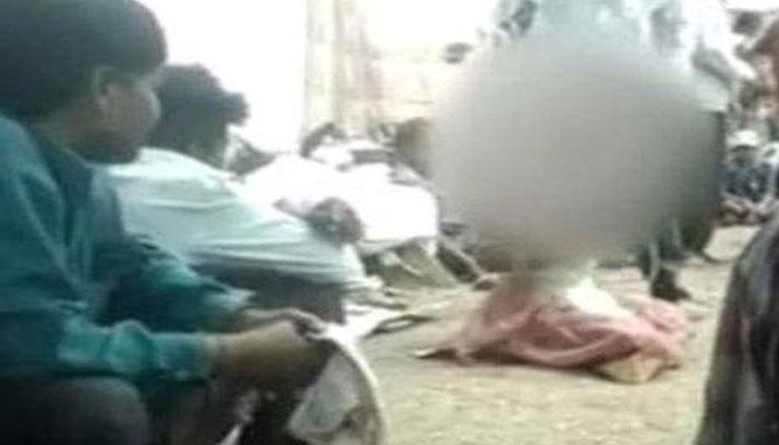 बाप ने किया नाबालिग बेटी से रेप, पंचायत ने दी गर्भवती लड़की को कोड़े मारने की सजा बाप ने किया नाबालिग बेटी से रेप, पंचायत ने दी गर्भवती लड़की को कोड़े मारने की सजा