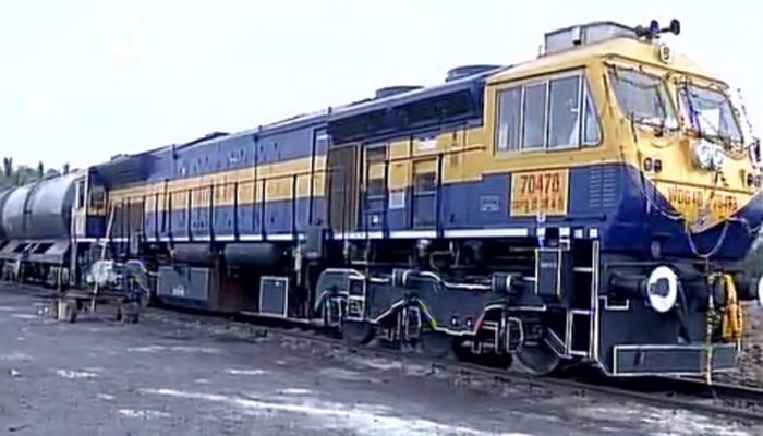 सूखे से प्रभावित मराठवाड़ा के लातूर में 5 लाख लीटर पानी लेकर पहुंची वाटर ट्रेन सूखे से प्रभावित मराठवाड़ा के लातूर में 5 लाख लीटर पानी लेकर पहुंची वाटर ट्रेन