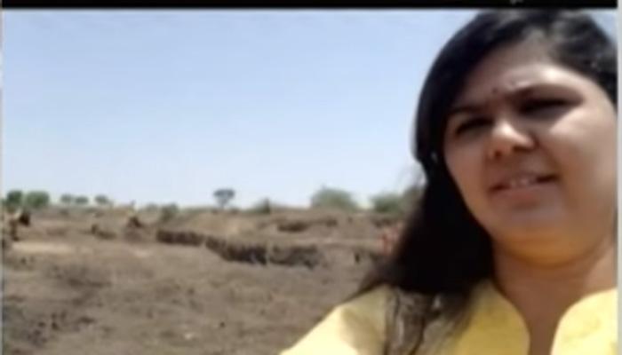 ‘सूखा सेल्फी’ को लेकर पंकजा मुंडे की आलोचना ‘सूखा सेल्फी’ को लेकर पंकजा मुंडे की आलोचना