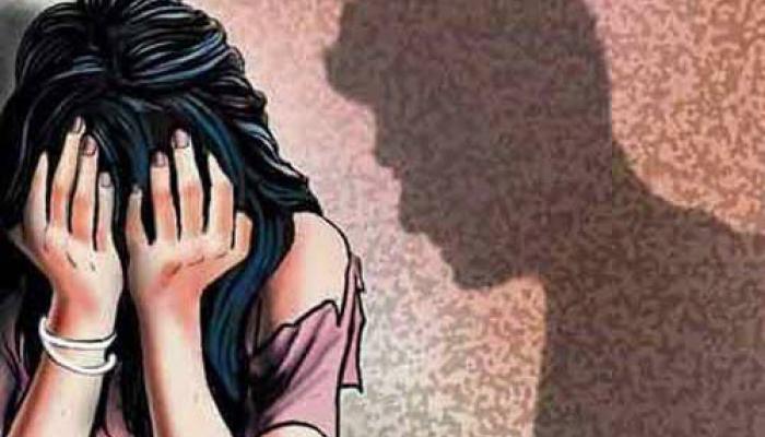 अभिनेत्री ने डायरेक्टर पर लगाया आरोप, शूटिंग के दौरान सरेआम खींचकर उतार दिए कपड़े अभिनेत्री ने डायरेक्टर पर लगाया आरोप, शूटिंग के दौरान सरेआम खींचकर उतार दिए कपड़े