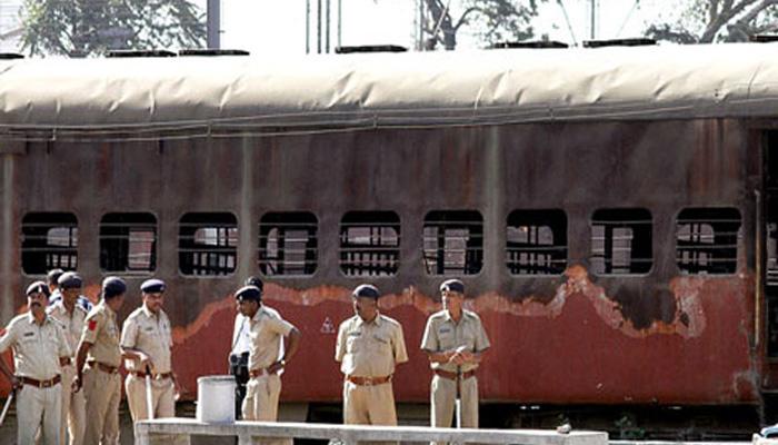 Godhra train carnage: Main conspirator Farooq Bhana arrested by Gujarat ATS | गोधरा कांड का मुख्य आरोपी फारुख भाणा 14 साल बाद गिरफ्तार, रची थी ट्रेन जलाने की साजिश | Hindi News, देश