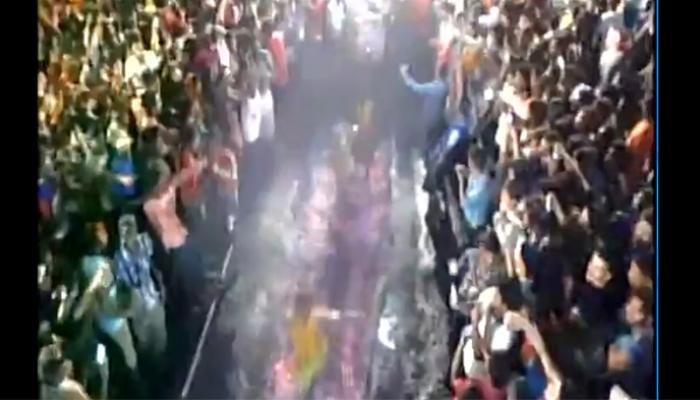 अग्निपरीक्षा के दौरान अंगारों पर गिरकर झुलसे पिता-पुत्र, देखें वीडियो अग्निपरीक्षा के दौरान अंगारों पर गिरकर झुलसे पिता-पुत्र, देखें वीडियो