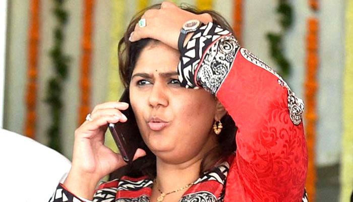 नए विवाद में घिरीं पंकजा मुंडे, दशहरा मेले को लेकर पिता के गुरु को दी धमकी, गुरु ने की ऑडियो क्लिप जारी की! नए विवाद में घिरीं पंकजा मुंडे, दशहरा मेले को लेकर पिता के गुरु को दी धमकी, गुरु ने की ऑडियो क्लिप जारी की!