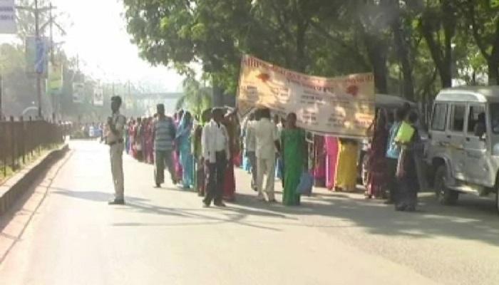 जब कलछी-बेलन छोड़ हाथों में थाम लिए पोस्टर-बैनर जब कलछी-बेलन छोड़ हाथों में थाम लिए पोस्टर-बैनर
