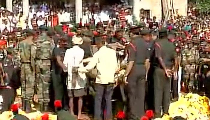 कोल्हापुर में शहीद राजेंद्र का अंतिम संस्कार, हजारों लोगों ने दी अंतिम विदाई, 9 साल के बेटे ने दी मुखाग्नि कोल्हापुर में शहीद राजेंद्र का अंतिम संस्कार, हजारों लोगों ने दी अंतिम विदाई, 9 साल के बेटे ने दी मुखाग्नि