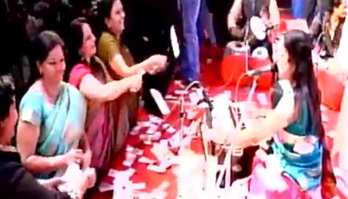 गुजरात के नवसारी में नोटों की बारिश, गायकों पर उड़ाए गए 40 लाख के नोट- देखें Video गुजरात के नवसारी में नोटों की बारिश, गायकों पर उड़ाए गए 40 लाख के नोट- देखें Video