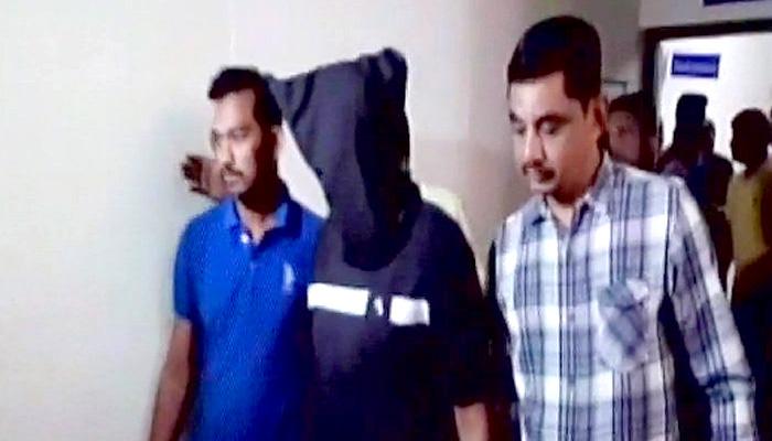 गुजरात एटीएस ने राजकोट और भावनगर से ISIS के दो कथित सदस्य दो सगे भाइयों को किया गिरफ्तार, टला बड़ा आतंकवादी हमला गुजरात एटीएस ने राजकोट और भावनगर से ISIS के दो कथित सदस्य दो सगे भाइयों को किया गिरफ्तार, टला बड़ा आतंकवादी हमला