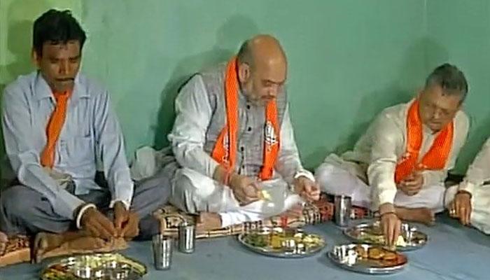 गुजरात चुनाव की तैयारी में जुटी भाजपा, अमित शाह ने आदिवासी परिवार संग किया भोजन गुजरात चुनाव की तैयारी में जुटी भाजपा, अमित शाह ने आदिवासी परिवार संग किया भोजन