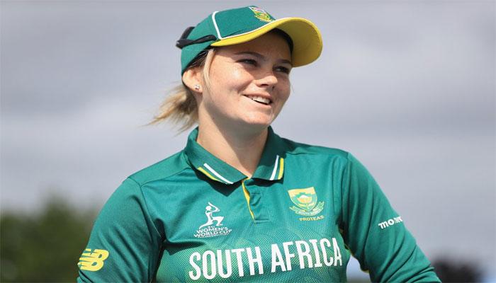 Womens World Cup 2017 South Africa captain Dane van Niekerk creates history  with four wickets without conceding runs watch video | VIDEO : ना कुंबले,  ना मुरली ना मैक्ग्रा कोई नहीं कर