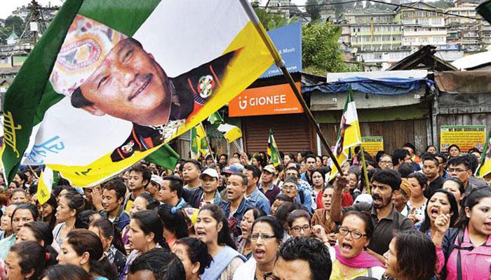 गोरखालैंड की मांग: CRPF की दो कंपनियां दार्जिलिंग पहुंचीं, बिमल गुरुंग ने दी और 'भीषण' संघर्ष की चेतावनी गोरखालैंड की मांग: CRPF की दो कंपनियां दार्जिलिंग पहुंचीं, बिमल गुरुंग ने दी और 'भीषण' संघर्ष की चेतावनी