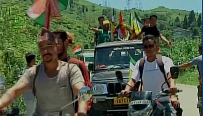 गोरखालैंड: दार्जिलिंग की पहाड़ियों में पुलिस पर आंदोलनकारियों ने किया पथराव, पेट्रोल बम भी फेंके गोरखालैंड: दार्जिलिंग की पहाड़ियों में पुलिस पर आंदोलनकारियों ने किया पथराव, पेट्रोल बम भी फेंके