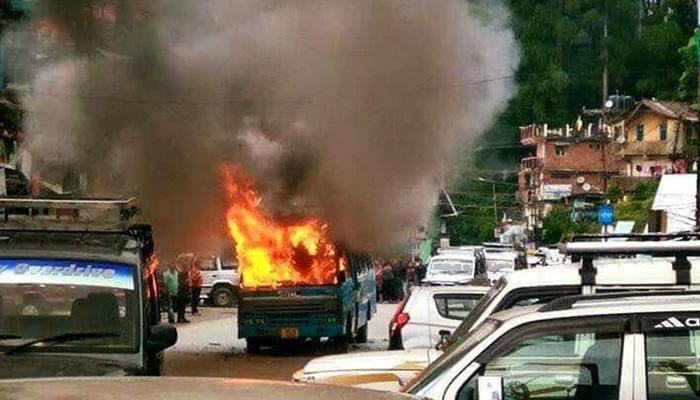 गोरखालैंड मांग: दार्जीलिंग में फिर भड़की हिंसा, सामुदायिक भवन और टीएमसी ऑफिस फूंका गोरखालैंड मांग: दार्जीलिंग में फिर भड़की हिंसा, सामुदायिक भवन और टीएमसी ऑफिस फूंका