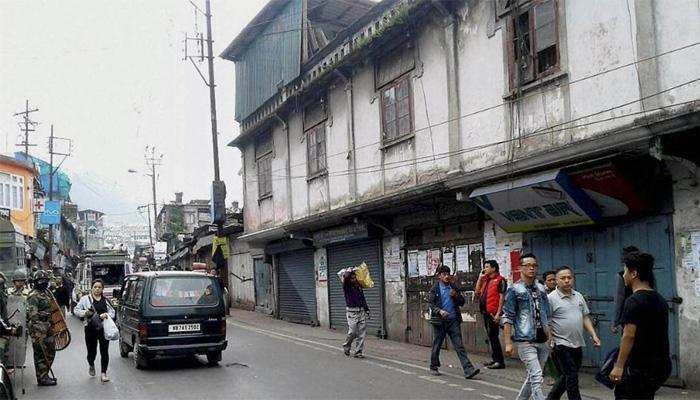 गोरखालैंड की मांग: दार्जिलिंग की पहाड़ियों में जीजेएम कार्यकर्ताओं और पुलिस के बीच संघर्ष गोरखालैंड की मांग: दार्जिलिंग की पहाड़ियों में जीजेएम कार्यकर्ताओं और पुलिस के बीच संघर्ष