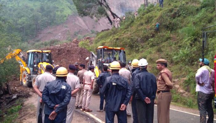 हिमाचल के मंडी में जमीन धंसने से 46 की मौत, सड़क से 800 मीटर नीचे लुढ़की बस हिमाचल के मंडी में जमीन धंसने से 46 की मौत, सड़क से 800 मीटर नीचे लुढ़की बस