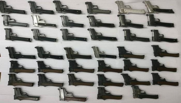 मालदा में हथियार फैक्ट्री का भंडाफोड़, 48 हथियार जब्त मालदा में हथियार फैक्ट्री का भंडाफोड़, 48 हथियार जब्त