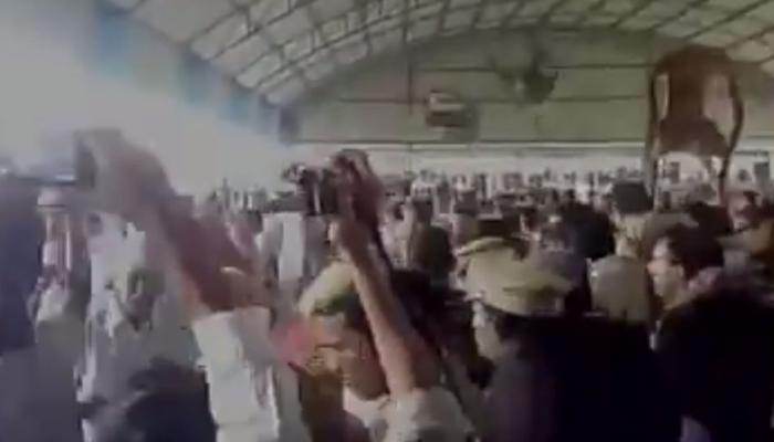 VIDEO, तेलंगाना में टीआरएस-कांग्रेस कार्यकर्ताओं के बीच चली कुर्सियां VIDEO, तेलंगाना में टीआरएस-कांग्रेस कार्यकर्ताओं के बीच चली कुर्सियां