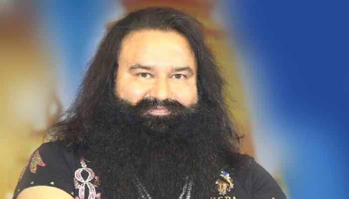 हिंसक डेरा अनुयायियों से निपटने के लिए ईंट, डंडे और लोहे की छड़ें लिए तैयार बैठे हैं ग्रामीण हिंसक डेरा अनुयायियों से निपटने के लिए ईंट, डंडे और लोहे की छड़ें लिए तैयार बैठे हैं ग्रामीण